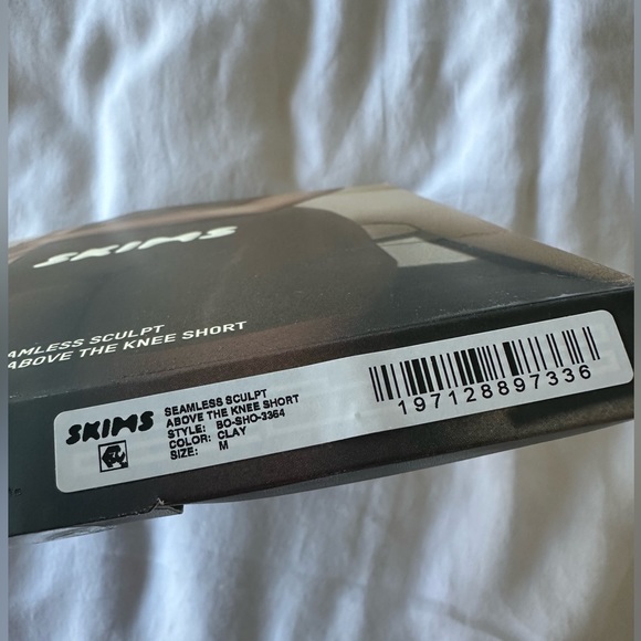 SKIMS Seamless Sculpt High Waist Above the Knee Short Shapewear - Picture 5 of 10